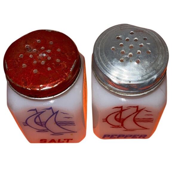 Hazel Atlas Milk Glass Sailboat Salt & Pepper Shakers USA 1930s-40s Vintage - Picture 2 of 3